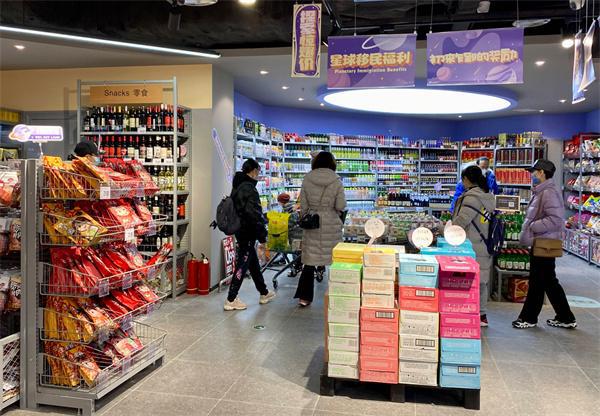 凯发国际首页：舌尖趣开创休闲零食店智能化新时代(图2)